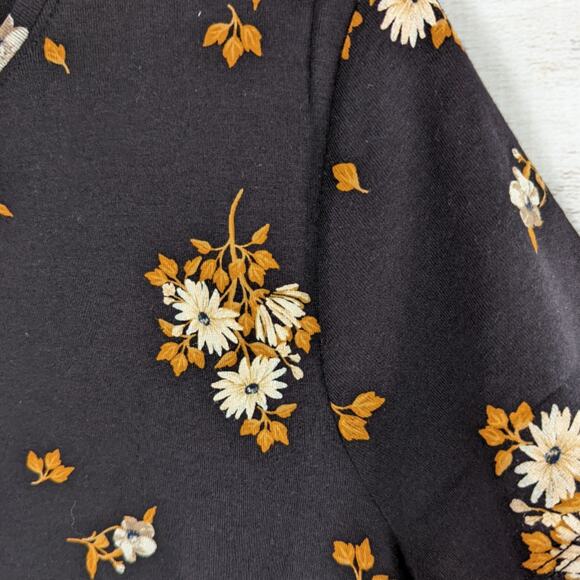 Croft & Barrow Black Floral The Classic Tee Sz Medium New - Picture 2 of 3